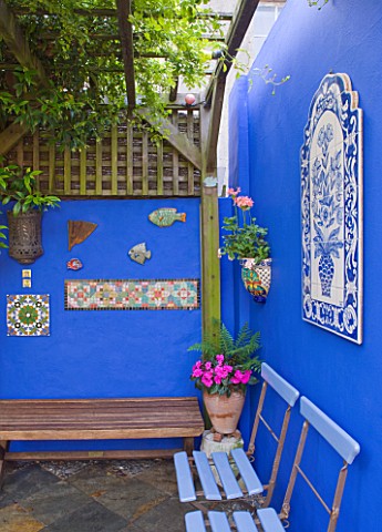 KARLA_NEWELL_GARDEN__BRIGHTON_SMALL_TOWN_GARDEN__COURTYARD_WITH_BLUE_WALL_PAINTED_WITH_POWDER_PIGMEN
