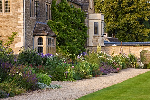 WHATLEY_MANOR__WILTSHIRE_HERBACEOUS_BORDER_BESIDE_THE_HOTEL