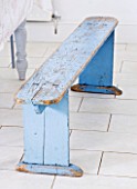 AMANDA KNOX HOUSE  GRANTHAM: KITCHEN - VINTAGE BLUE BENCH BY DINING TABLE