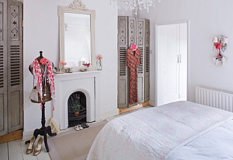 AMANDA_KNOX_HOUSE__GRANTHAM_BEDROOM_WITH_FRENCH_FOLDING_SHUTTERS__FIREPLACE_WITH_FRENCH_MIRROR__OLD_