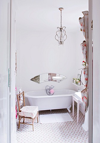 AMANDA_KNOX_HOUSE__GRANTHAM_WHITE_BATHROOM__TRADITIONAL_ROLL_TOP_BATH__MIRROR_PANEL_ENGRAVED_WITH_AM