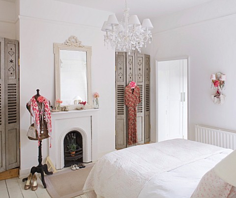 AMANDA_KNOX_HOUSE__GRANTHAM_WHITE_BEDROOM_WITH_VINTAGE_MANNEQUIN__MIRROR_ABOVE_FIREPLACE__BED