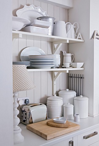 AMANDA_KNOX_HOUSE__GRANTHAM_WHITE_KITCHEN_WITH_OPEN_SHELVING_AND_WHITE_TABLEWARE_AND_STORAGE_JARS
