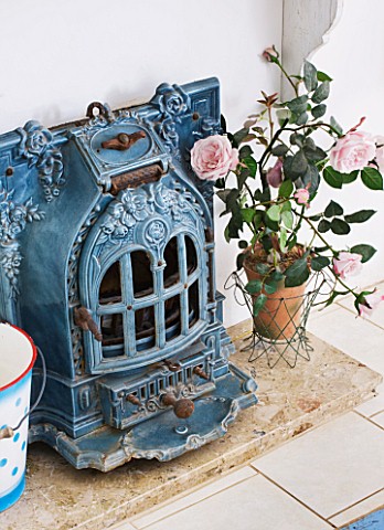 AMANDA_KNOX_HOUSE__GRANTHAM_DINING_ROOM_WITH_BLUE_STOVE_FROM_NEWARK_ANTIQUES_FAIR