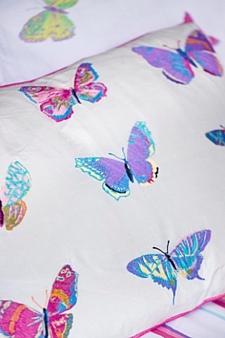 CHANTAL_COADY_HOUSE__LONDON_BUTTERFLY_PRINTED_BEDLINEN_IN_THE_MAIN_BEDROOM_FROM_LAURA_ASHLEY