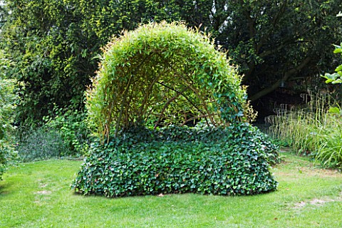 ASTHALL_MANOR__OXFORDSHIRE_LIVING_WILLOW_SEAT