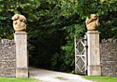 ASTHALL MANOR  OXFORDSHIRE: THE MAIN GATES WITH SCULPTURES BY ANTHONY TURNER
