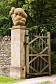 ASTHALL MANOR  OXFORDSHIRE: THE MAIN GATES WITH SCULPTURE BY ANTHONY TURNER