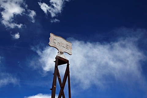 SIGNPOST_FOR_CHILE_AGAINST_BLUE_SKY