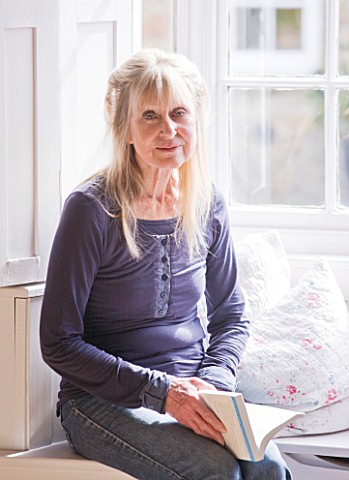 CAROLYN__MINTY_SITS_IN_THE_FRONT_WINDOWSILL_OF_HER_HOUSE__OXFORDSHIRE