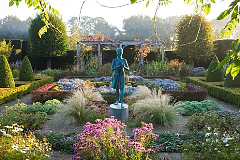 WATERPERRY_GARDENS__OXFORDSHIRE_THE_HEDGED_IN_FORMAL_GARDEN_AT_DAWN_WITH_BOX_AND_BERBERIS_HEDGING_AN