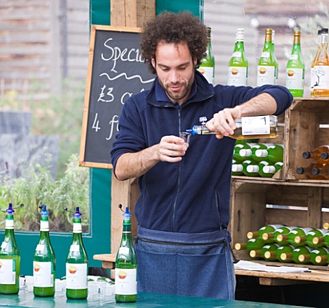 APPLE_JUICE_TASTING__WATERPERRY_APPLE_DAY_EVENT__WATERPERRY_GARDENS__OXFORDSHIRE