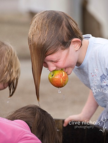 APPLE_BOBBING__WATERPERRY_APPLE_DAY_EVENT__WATERPERRY_GARDENS__OXFORDSHIRE