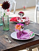 JACKY HOBBS HOUSE  LONDON: DAHLIA PLACE SETTING  APRICOT AND PINK DAHLIAS IN GLASS WATER-FILLED NAPKIN HOLDER