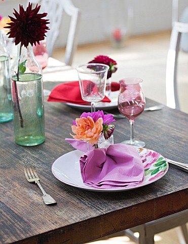 JACKY_HOBBS_HOUSE__LONDON_DAHLIA_PLACE_SETTING__APRICOT_AND_PINK_DAHLIAS_IN_GLASS_WATERFILLED_NAPKIN