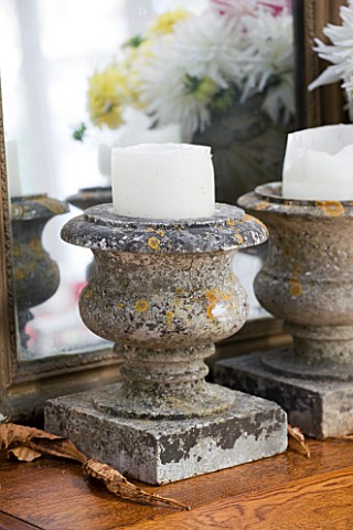 JACKY_HOBBS_HOUSE__LONDON_STONE_CANDLE_PLINTH_AGAINST_MIRROR_WITH_REFLECTION_OF_DAHLIAS