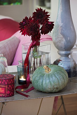 JACKY_HOBBS_HOUSE__LONDON_DECORATIVE_AUTUMN_DISPLAY_OF_QUEENSLAND_BLUE_PUMPKINS_WITH_VASE_OF_REDBLAC