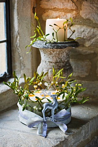 CHRISTMAS_CAKE_WITH_REINDEER__CANDLES_AND_MISTLETOE_IN_WINDOWSILL_STYLING_BY_JACKY_HOBBS