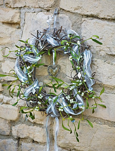 WREATH_WITH_MISTLETOE__FAIRY_LIGHTS_AND_RIBBON_STYLING_BY_JACKY_HOBBS