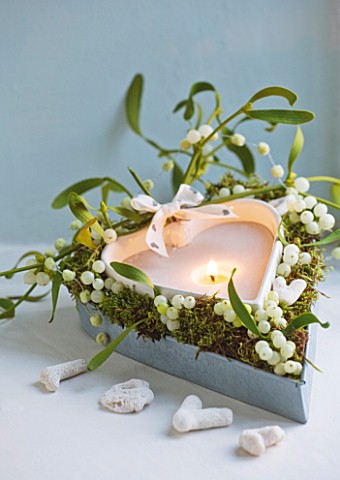 HEART_SHAPED_CANDLE_IN_WINDOWSILL_WITH_MISTLETOE_DECORATION_STYLING_BY_JACKY_HOBBS