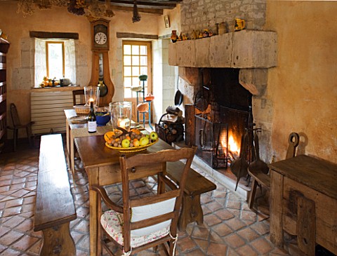 CHATEAU_DU_RIVAU__LOIRE_VALLEY__FRANCE_THE_KITCHEN_WITH_WOODEN_TABLE_AND_FIRE