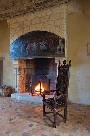 CHATEAU_DU_RIVAU__LOIRE_VALLEY__FRANCE_DINING_ROOM_IN_THE_CHATEAU_WITH_FIREPLACE