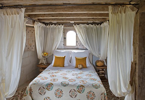 CHATEAU_DU_RIVAU__LOIRE_VALLEY__FRANCE_THE_BRIDAL_ROOM_BEDROOM_WITH_CANOPY_BED_IN_THE_ROYAL_STABLES