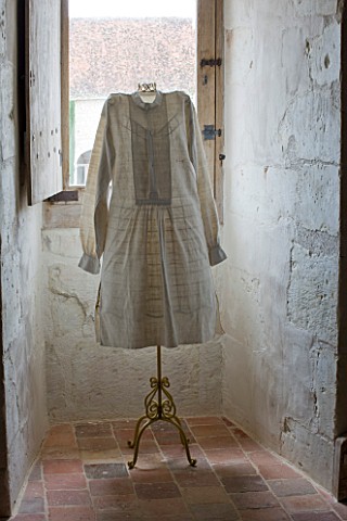 CHATEAU_DU_RIVAU__LOIRE_VALLEY__FRANCE_WINDOW_WITH_WHITE_DRESS_ON_STAND