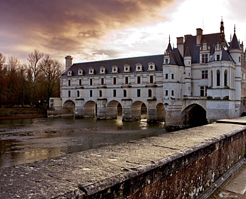 CHATEAU_DE_CHENONCEAU__LOIRE_VALLEY__FRANCE_CHRISTMAS__VIEW_OF_THE_CHATEAU_WITH_THE_RIVER_FLOWING_BE