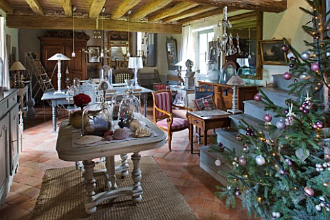 ROQUELIN__LOIRE_VALLEY__FRANCE_SITTING_ROOM_WITH_CHRISTMAS_TREE___DISPLAY_TABLE_AND_THE_DINING_AREA_