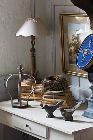 ROQUELIN__LOIRE_VALLEY__FRANCE_SITTING_ROOM_DISPLAY_OF_VINTAGE_BOOKS_WITH_BIRDS_NESTS__ORNAMENTAL_ME