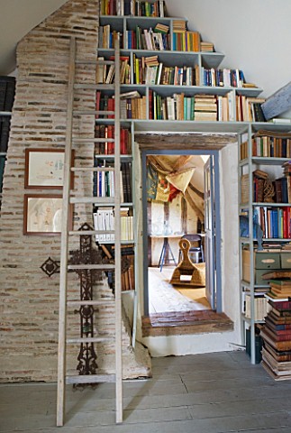 ROQUELIN__LOIRE_VALLEY__FRANCE_UPPER_HALL_BOOK_SHELVES_BUILT_INTO_THE_EAVES_OF_THE_UPPER_HALL_WITH_L