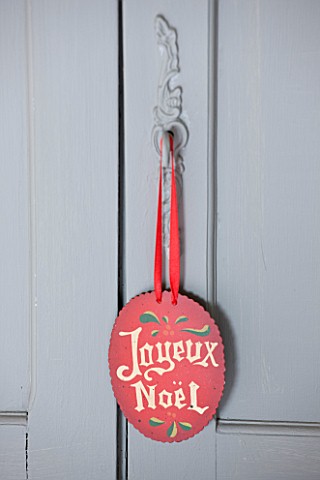 ROQUELIN__LOIRE_VALLEY__FRANCE_METAL_CHRISTMAS_GREETING_HANGS_FORM_A_KEY_ON_THE_DOOR
