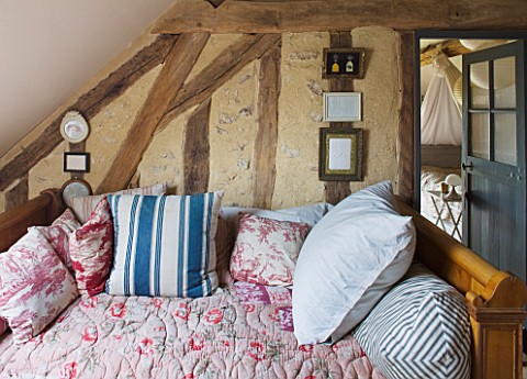 ROQUELIN__LOIRE_VALLEY__FRANCE_SEWING_ROOM_WOODEN_WALL_BEAMS__VINTAGE_FRENCH_WOODEN_DAY_BED_WITH_SEL