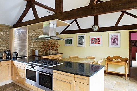 RICKYARD_BARN_HOUSE__OXFORDSHIRE_DESIGNERS_JANE_AND_CLIVE_NICHOLS_KITCHEN_WITH_BLACK_MARBLE_WORKTOP_