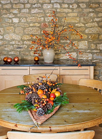 RICKYARD_BARN_HOUSE__OXFORDSHIRE_DESIGNERS_JANE_AND_CLIVE_NICHOLS_CHRISTMAS_DECORATION_ON_TABLE__WIC