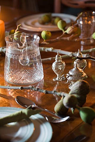 RICKYARD_BARN_HOUSE__OXFORDSHIRE_DESIGNERS_JANE_AND_CLIVE_NICHOLS_CHRISTMAS_DECORATION_ON_DINING_TAB