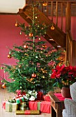RICKYARD BARN  OXFORDSHIRE: CHRISTMAS - LIVING ROOM - PRESENTS UNDER CHRISTMAS TREE