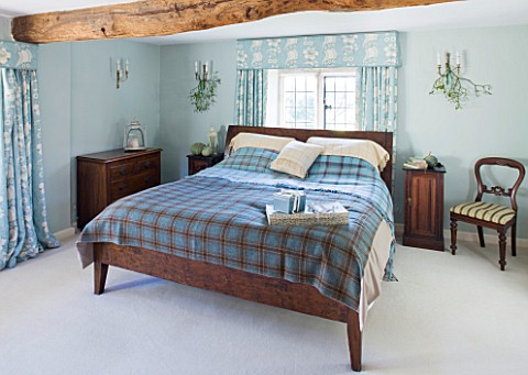 FULBROOK_HOUSE_MASTER_BEDROOM_BEAMED_CEILING__AQUA_PAINTWORK_AND_PRINTED_LINEN_CURTAINS_COORDINATE_W
