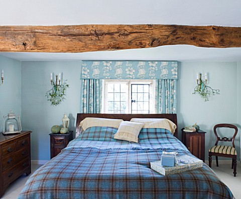 FULBROOK_HOUSE_MASTER_BEDROOM_BEAMED_CEILING__AQUA_PAINTWORK_AND_PRINTED_LINEN_CURTAINS_COORDINATE_W