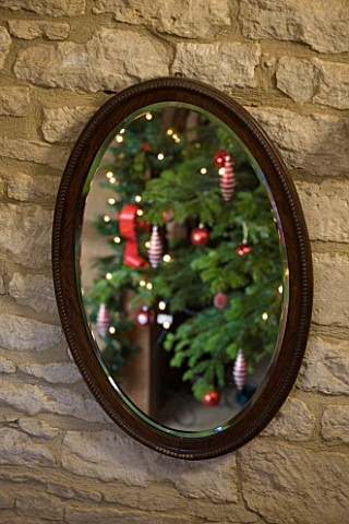 FULBROOK_HOUSE_WALL_MOUNTED_MIRROR_IN_THE_HALLWAY_WITH_CHRITSMAS_TREE_REFLECTED_IN_IT