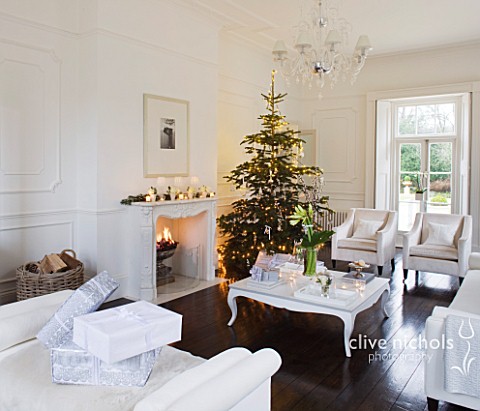 WHITE_HOUSE_SITTING_ROOM_WHITE_DCOR_AND_FURNISHINGS_WITH_DARK_WOOD_FLOORS_AND_DECORATIVE_MARBLE_FIRE