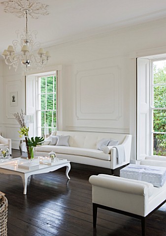 WHITE_HOUSE_SITTING_ROOM_WHITE_DCOR_AND_FURNISHINGS_WITH_DARK_WOOD_FLOORS