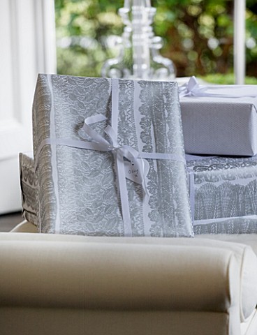 WHITE_HOUSE_SITTING_ROOM_PRESENTS_WRAPPED_UP_ON_A_SOFA
