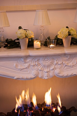 WHITE_HOUSE_SITTING_ROOM_DECORATIVE_MARBLE_FIREPLACE_AND_FIRE