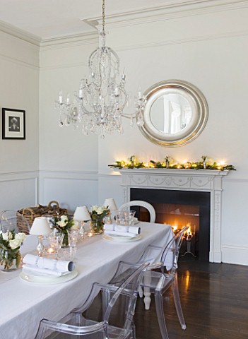 WHITE_HOUSE_WHITE_DINING_ROOM_WITH_CENTRAL_GLASS_CHANDELIER_AND_SILVER_ROUND_MIRROR_ABOVE_MANTEL_PIE
