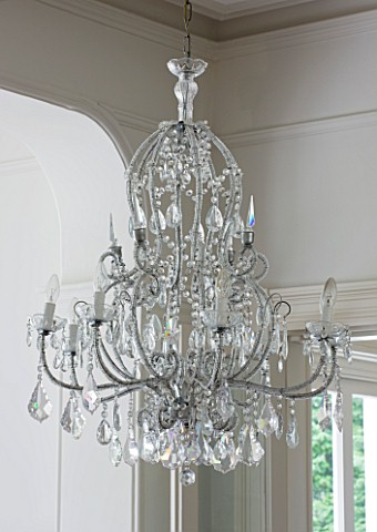 WHITE_HOUSE_DECORATIVE_GLASS_CEILING_CHANDELIER_IN_THE_DINING_ROOM