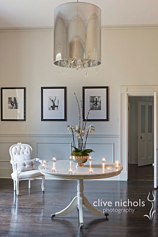 WHITE_HOUSE_RECEPTION_HALL_WHITE_PAINTED_WALLS_WITH_BLACK_AND_WHITE_BALLET_PICTURES__DARK_POLISHED_W