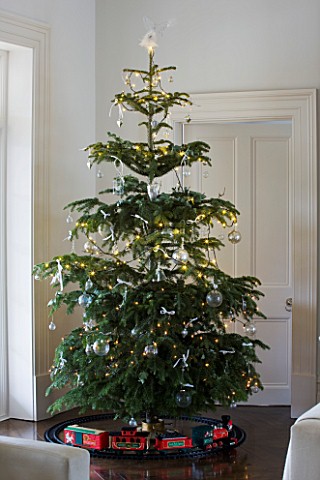 WHITE_HOUSE_FAMILY_ROOM_WITH_CHRISTMAS_TREE