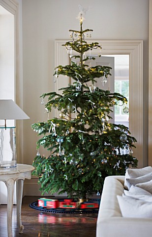 WHITE_HOUSE_FAMILY_ROOM_WHITE_DCOR_AND_FURNISHING_WITH_CHRISTMAS_TREE